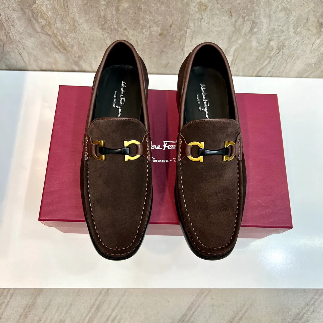 Original quality P580 Brand: Ferragamo Standard size: Men's size 38/44 (45 can be customized) Grade: Same style as the official website High-quality men's shoes Material: Customized first-layer calfskin with water-dyed cowhide lining Cowhide tiptoe Original non-slip and wear-resistant rubber outsole Style category: Men's formal business leather shoes Young and fashionable European and American trends British style Casual matching Comfortable feet Color: Actual picture